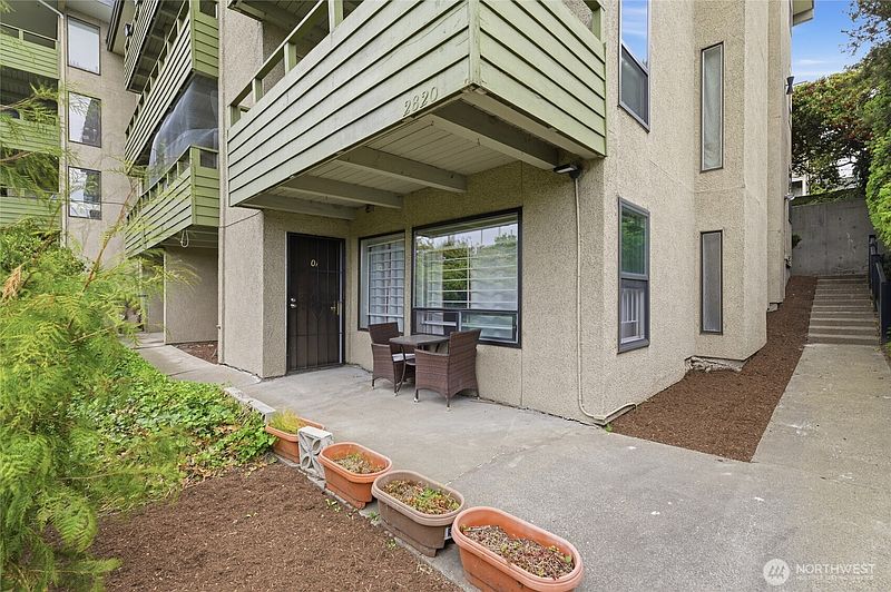 4th image of 2820 15th Avenue W