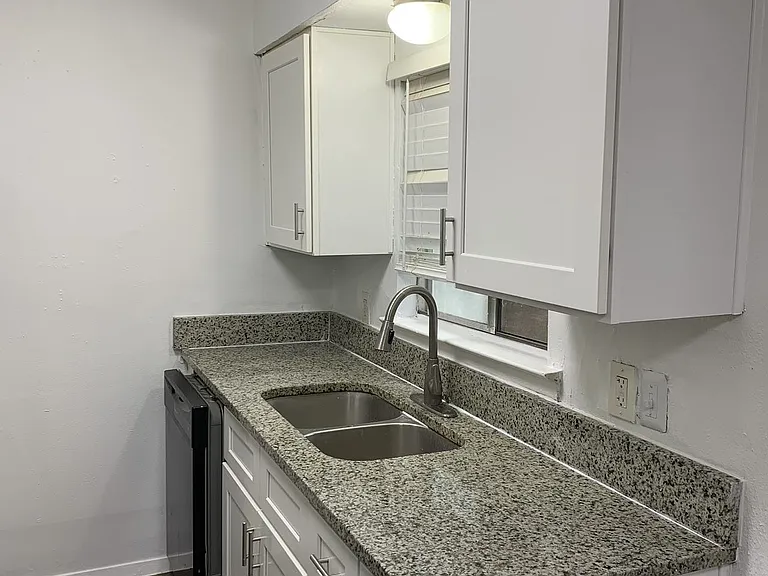 Parkwood Apartment — Photo 10