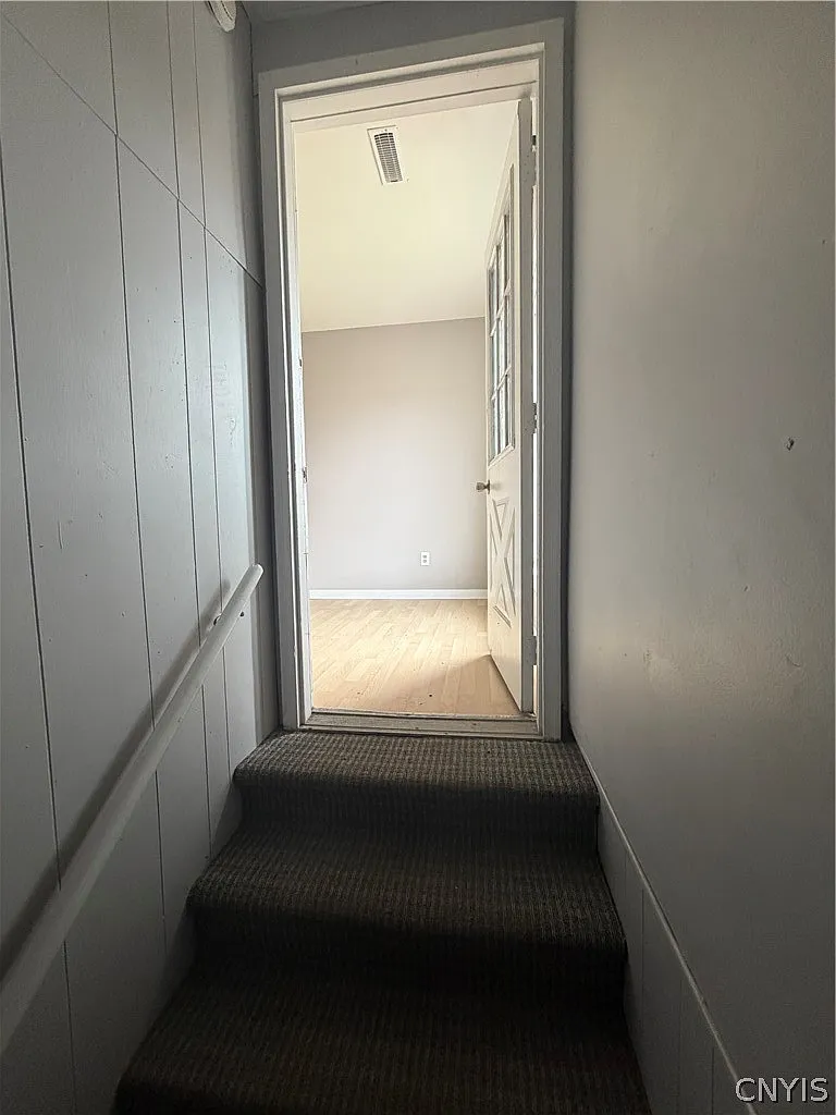 4 bed, 1.0 bath, 2092 sqft, $1,600 — Photo 2