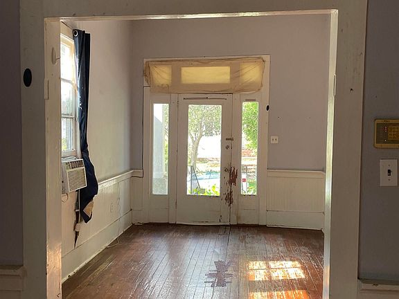 4th image of 838 America St