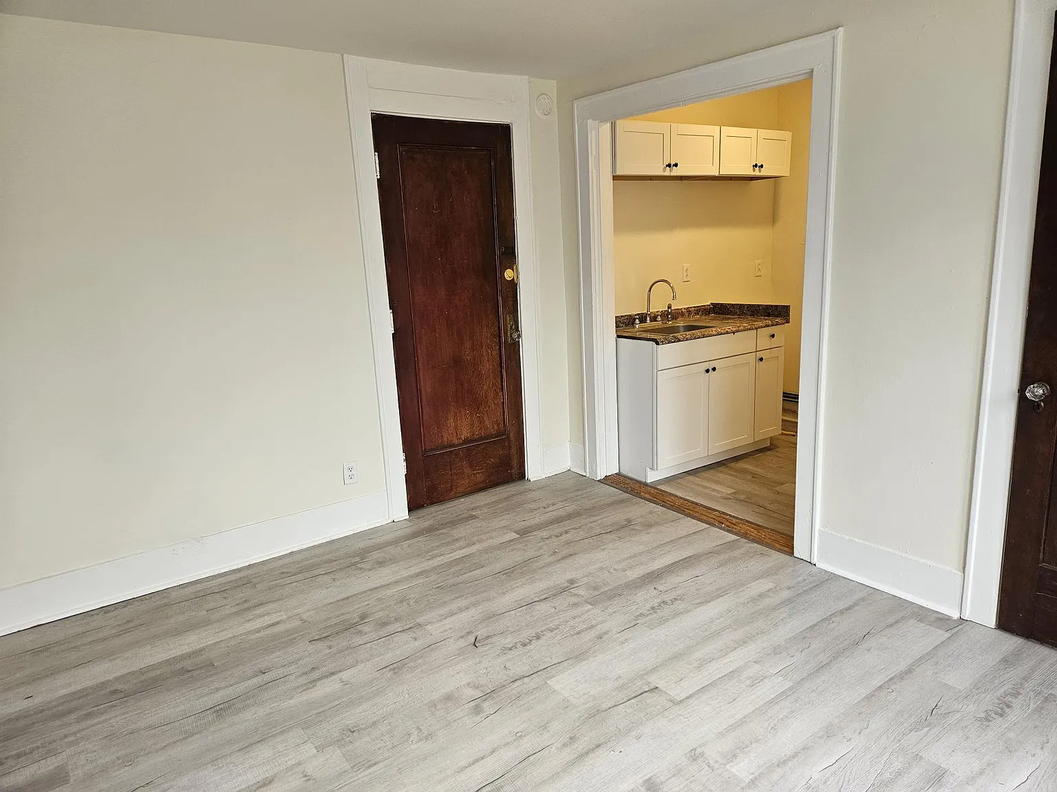 Studio, $825 — Photo 3