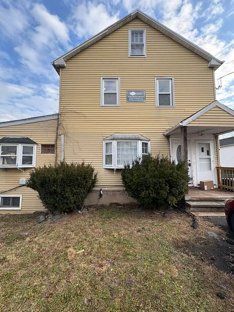 4 bed, $2,100 — Photo 1