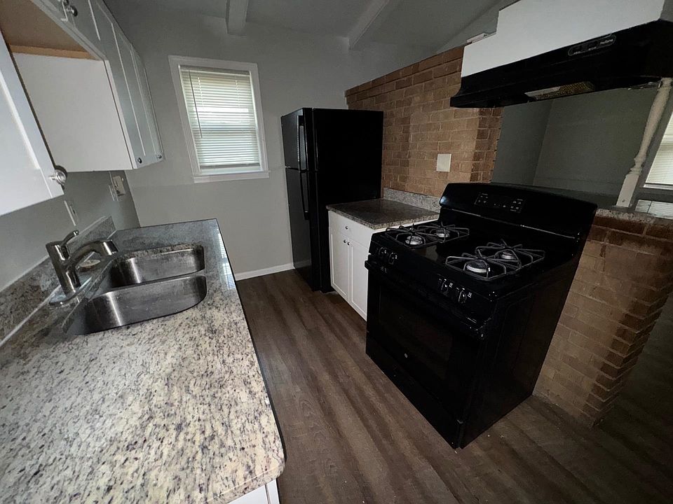 2nd image of 2984 Curtis St
