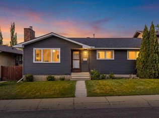 36 W Bearberry Cres NW, Calgary, AB T3K 1R2