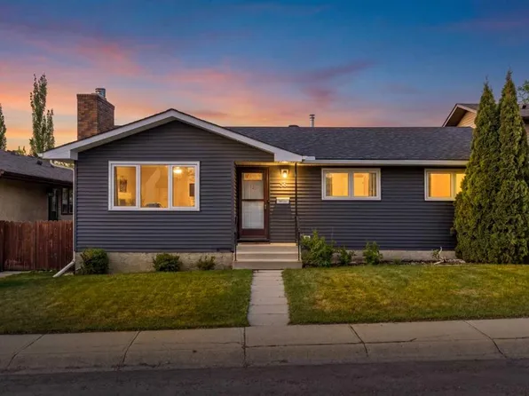 36 W Bearberry Cres NW, Calgary, AB T3K 1R2