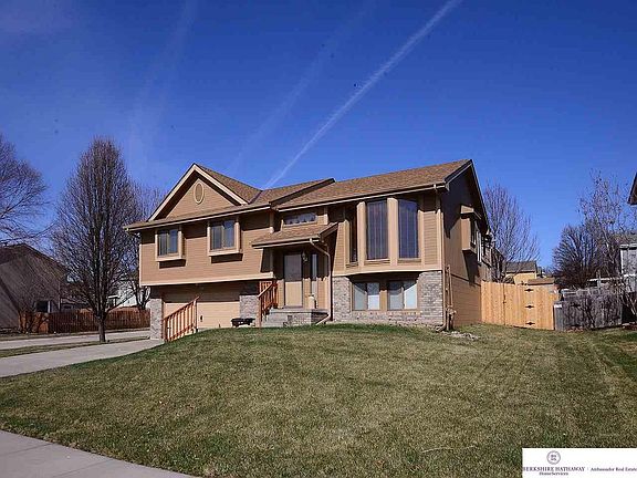 2nd image of 204 Oakwood Dr