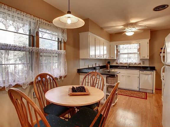 Eat-in kitchen