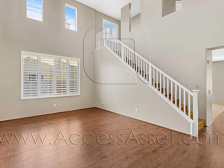 1358 Baldwin St — Photo 5
