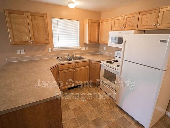 3rd image of 975 Eve Dr APT 4