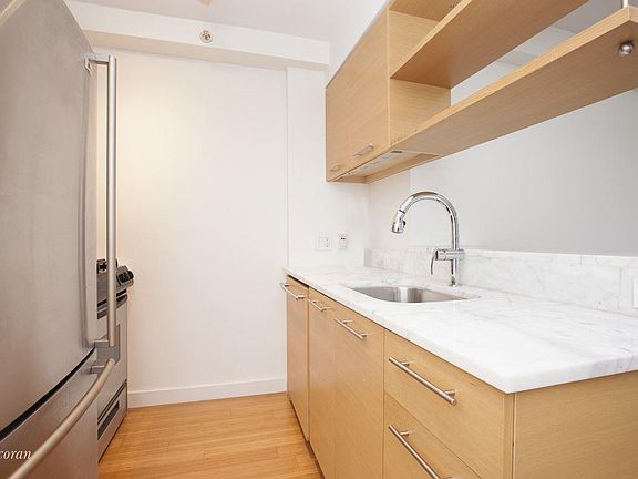 4th image of 100 W 39th St APT 43C