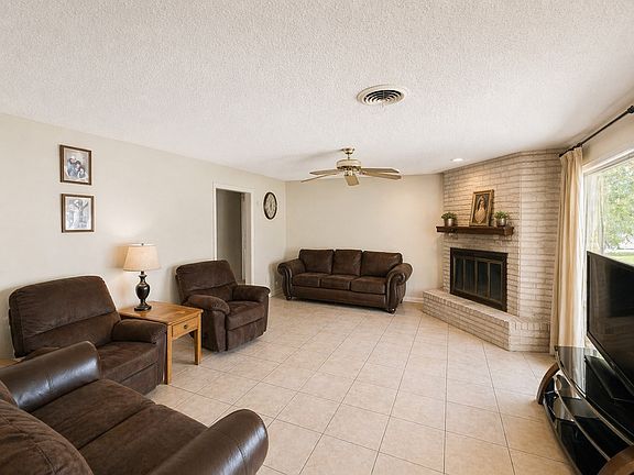 2nd image of 504 Aspen Rd