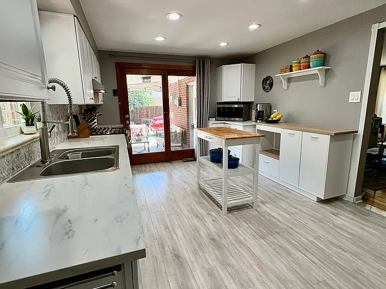 Fully equipped kitchen (30+ day rental)