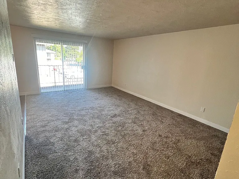 Laurel Park Apartments — Photo 9