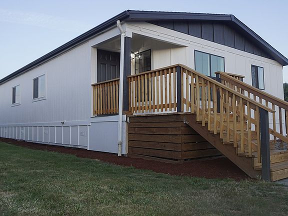 3rd image of 2728 Shellyanne Way NE