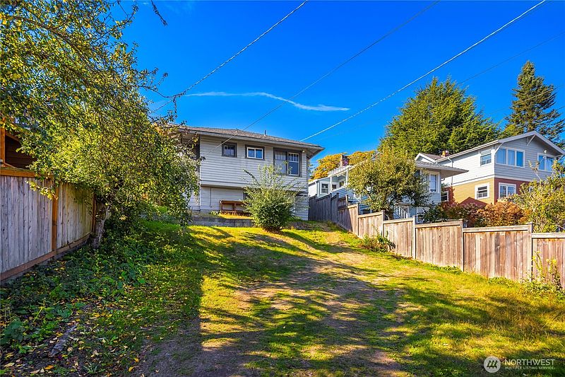 4th image of 2570 5th Avenue W