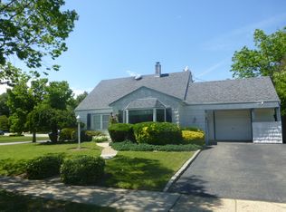 62 Vista Ln, Levittown, NY 11756