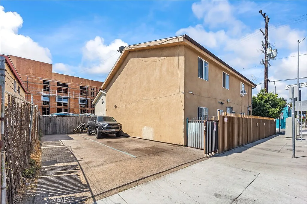 4 bed, 3.0 bath, 1460 sqft, $3,450 — Photo 3