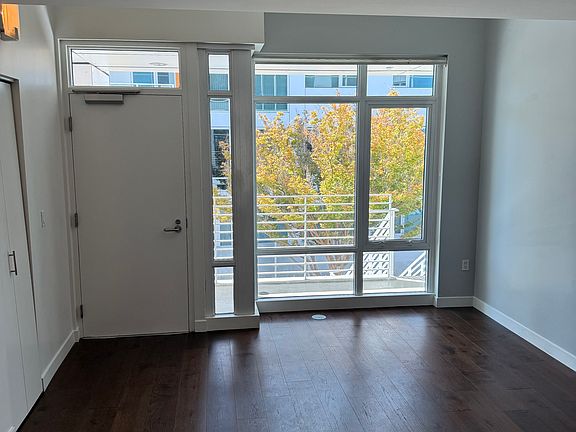 4th image of 300 Berry St Unit 557
