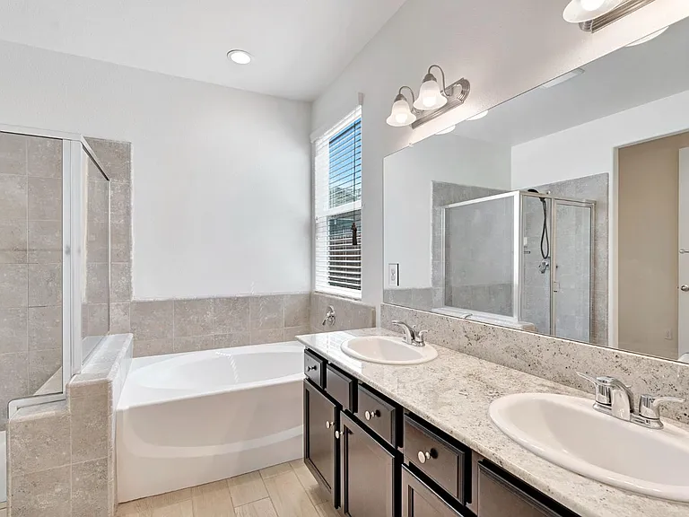 2153 Lombard Ln — Photo 17