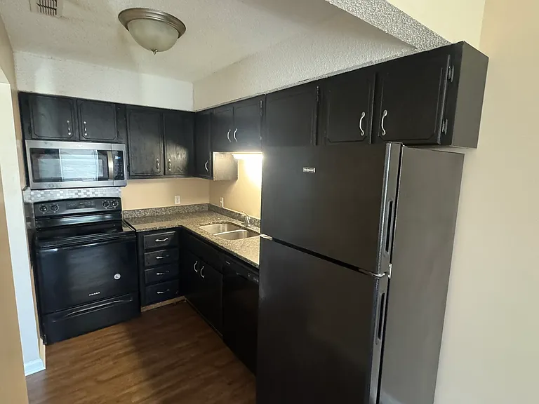 205 Anthony Ln #21 — Photo 3