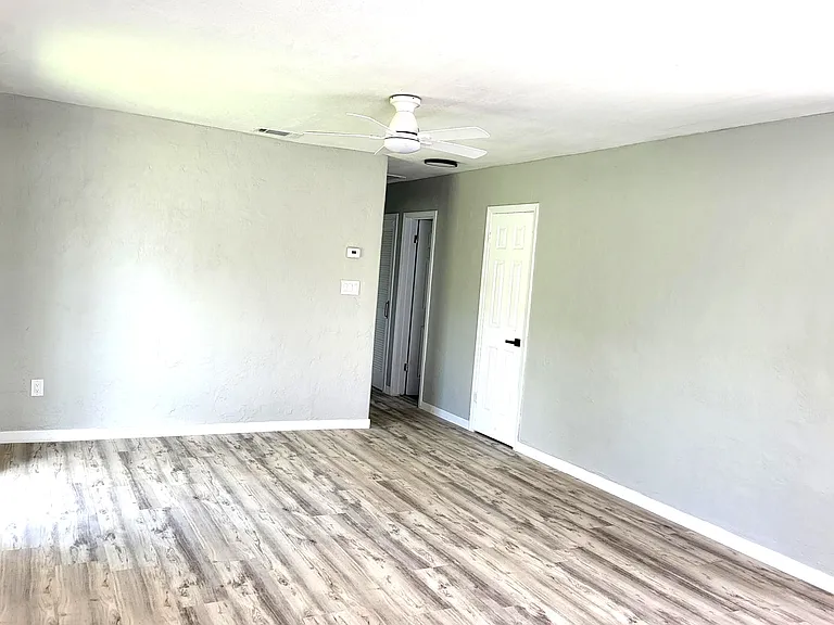 1068 Barclay Dr — Photo 3