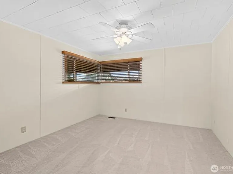 501 N Oak St — Photo 18