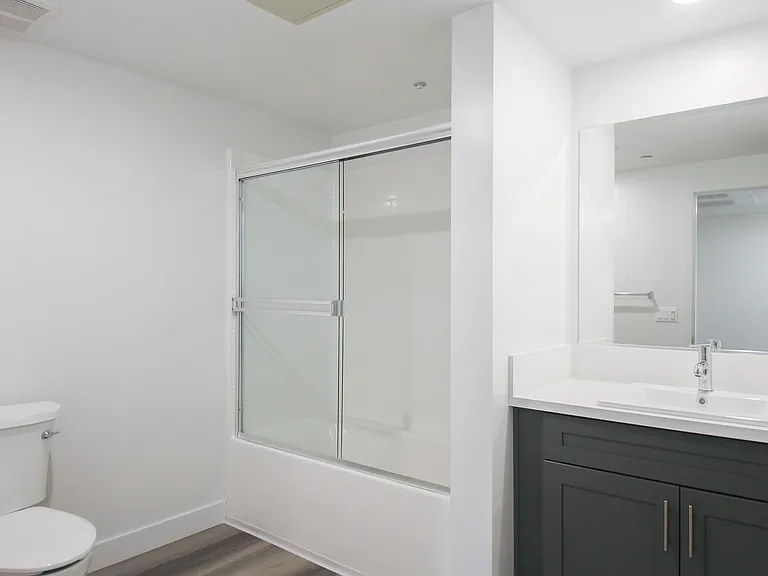 13713 Oxnard St — Photo 11
