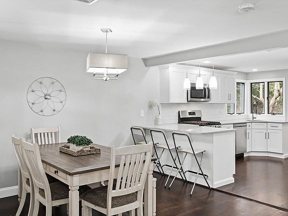 4th image of 6 Evans Ave