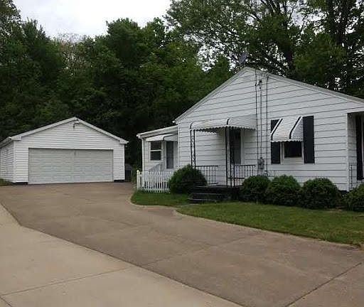 2019 Spring Side View
Oversized Two Car Garage