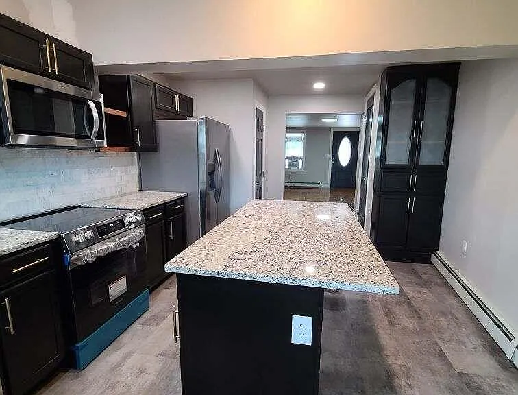 160 Bloom St — Photo 3