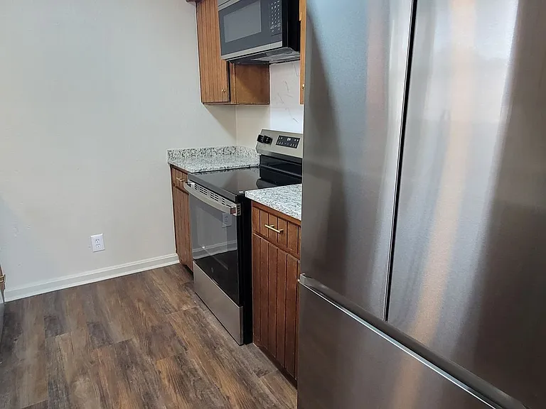800-804 Laurelwood Dr — Photo 7
