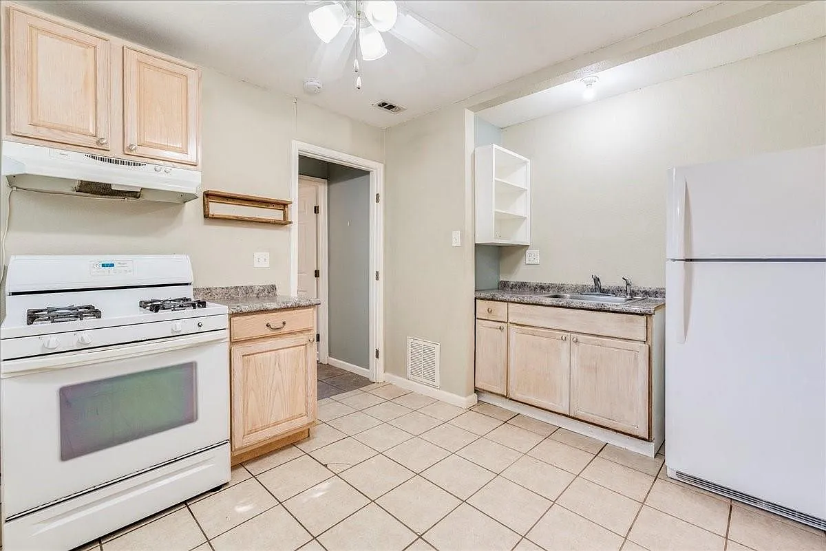1 bed, 1.0 bath, 380 sqft, $895 — Photo 1
