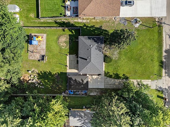 3rd image of 1408 Meadowlane AVENUE