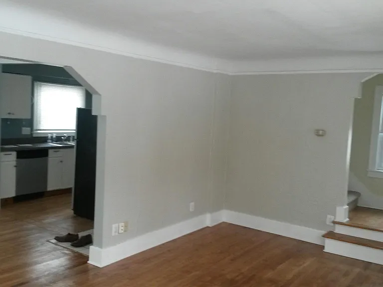 910 Mohawk Ave — Photo 2