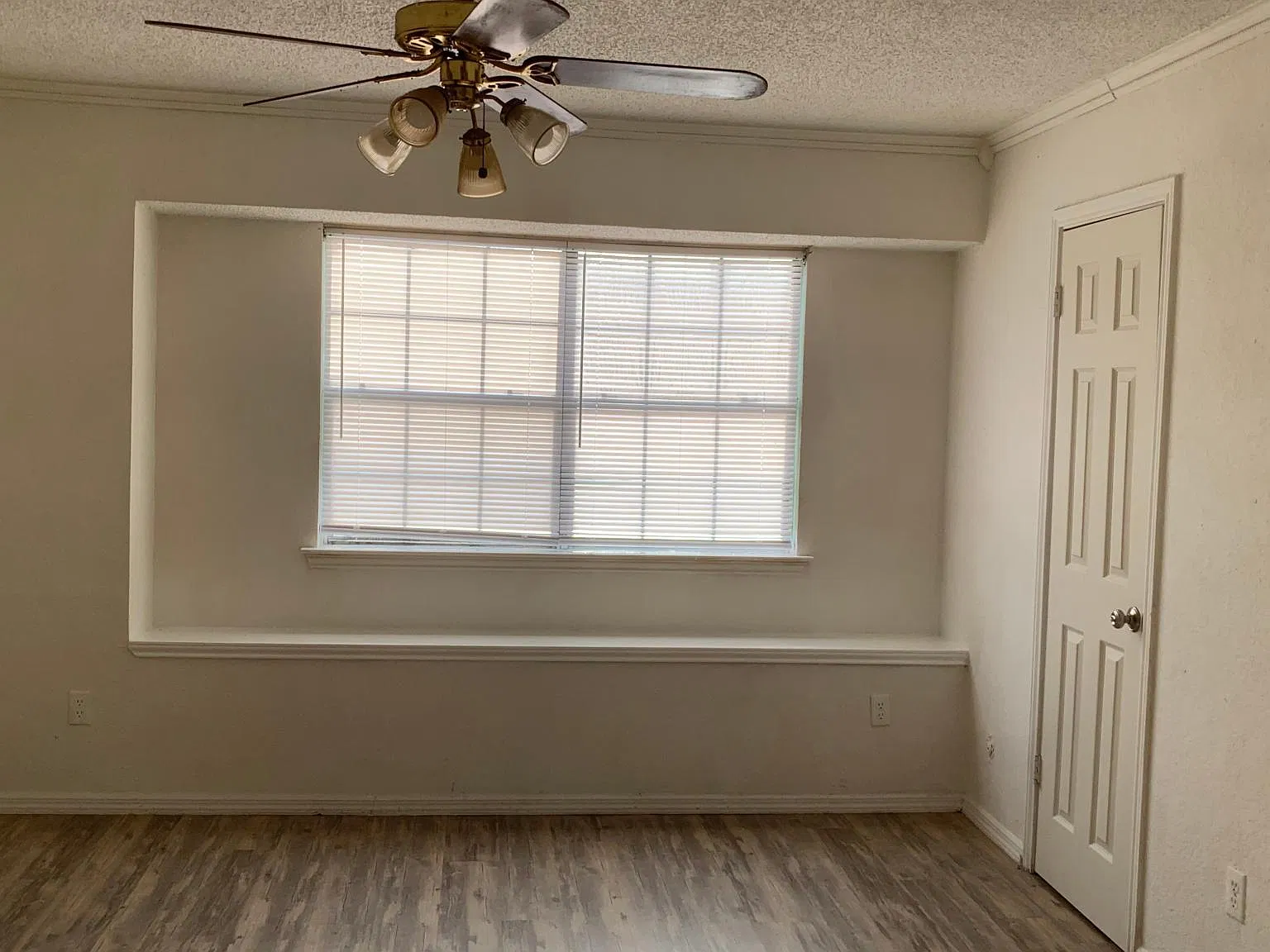 810 Midcreek Dr — Photo 4