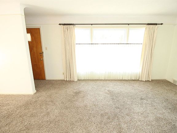 4th image of 19709 Lochmoor St
