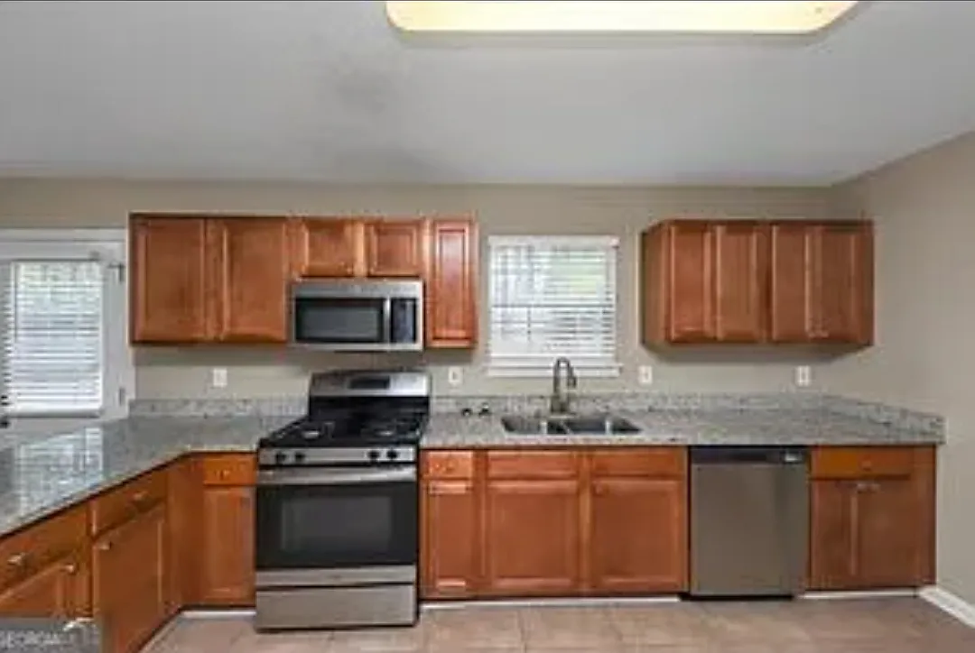 5 bed, 3026 sqft, $3,200 — Photo 1