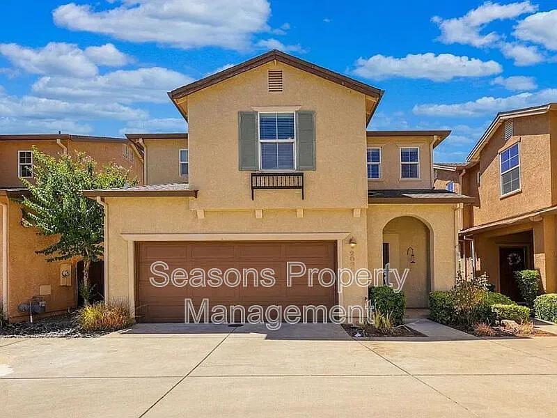 3 bed, 2.5 bath, 1275 sqft, $1,995 — Photo 1