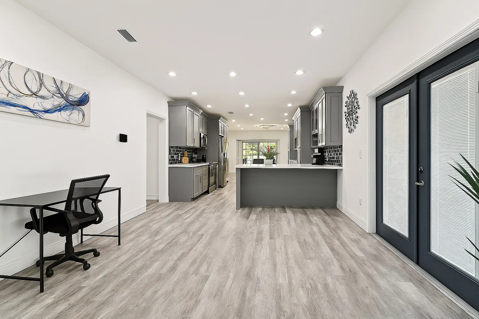 706 E James St — Photo 3