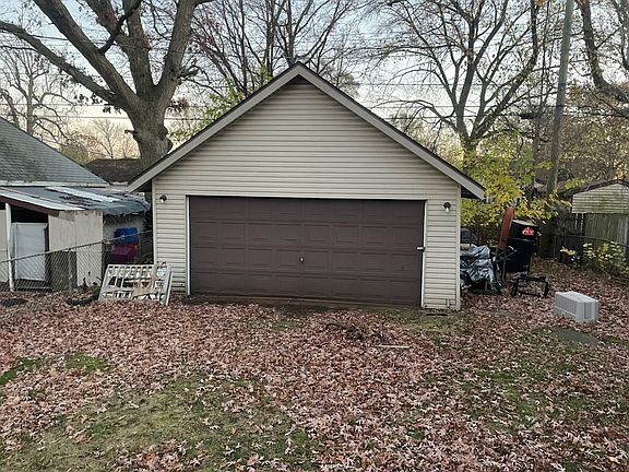 2nd image of 1032 E Milton Ave