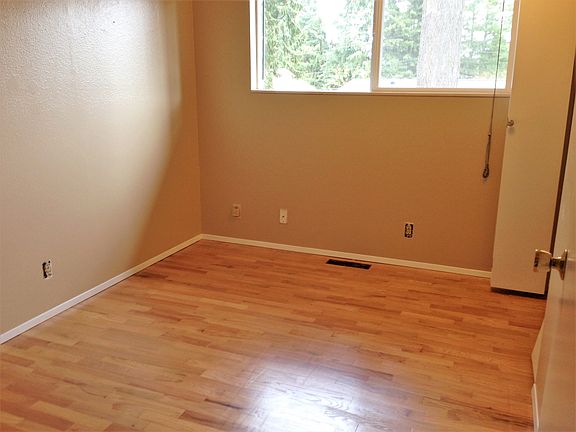 4th image of 1922 163rd Ave NE