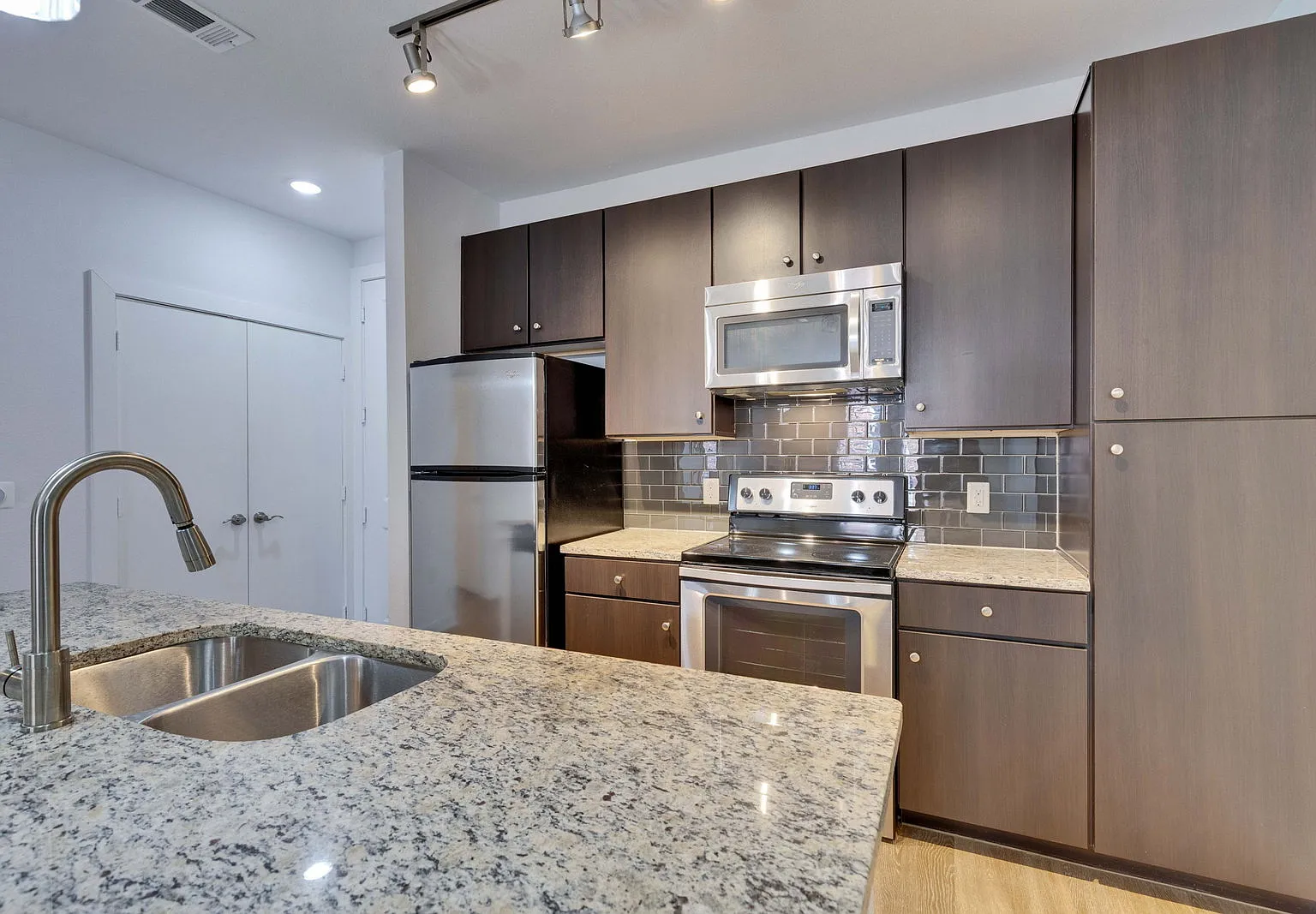 1 bed, 1.0 bath, 780 sqft, $2,000 — Photo 2