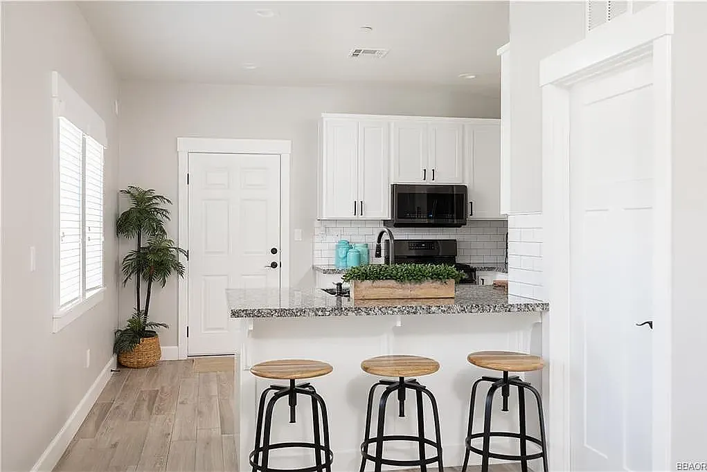 1 bed, 785 sqft, $1,700 — Photo 2
