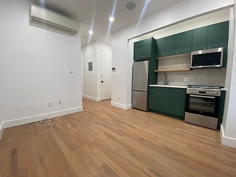 3rd image of 1020 Putnam Ave #1B