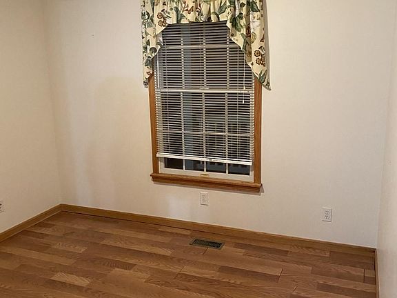 5th image of 247 Kennedy Dr