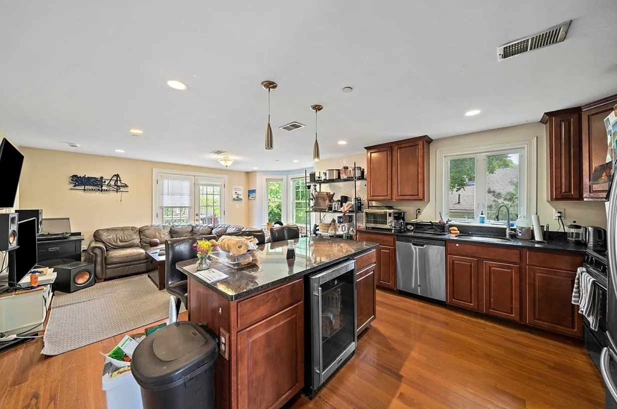 4 bed, 1367 sqft, $4,800 — Photo 3