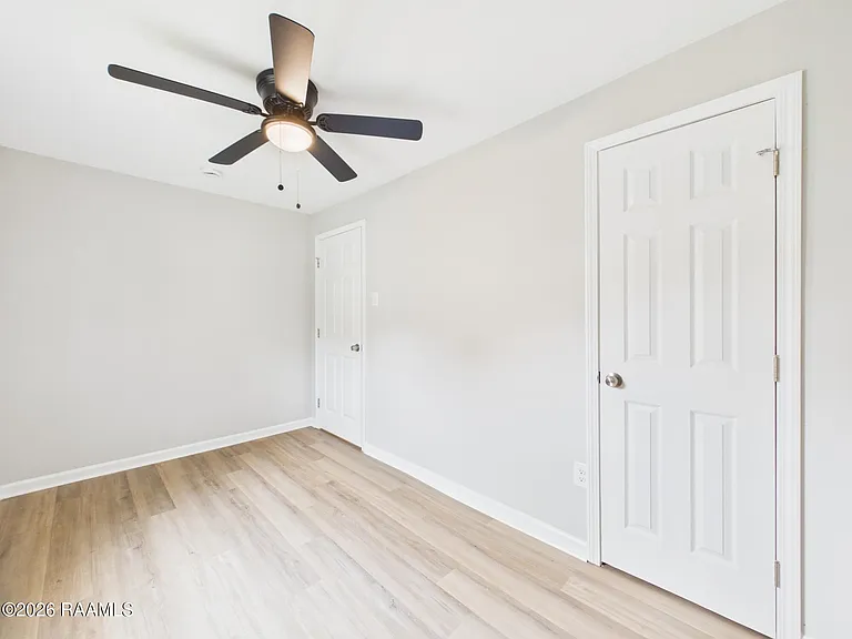 908 Saint Charles St — Photo 13