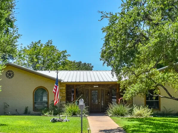 1115 W 12th St, Brady, TX 76825