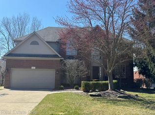 317 Lone Pine Cir, Rochester, MI 48307