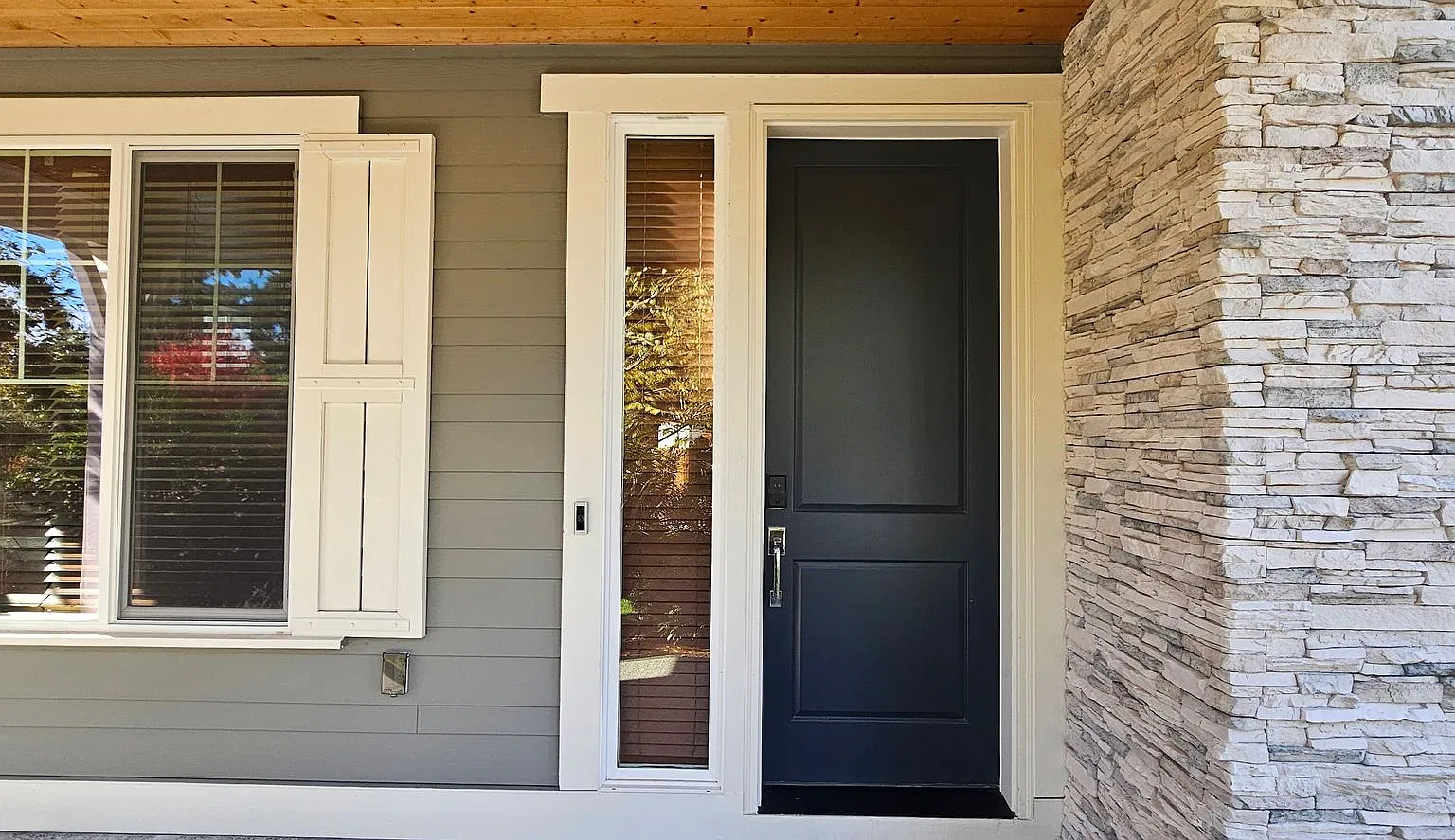 Beautiful Bothell Home with Contemporary Finishes, Spacious Living Areas & Bonus Room — Photo 3